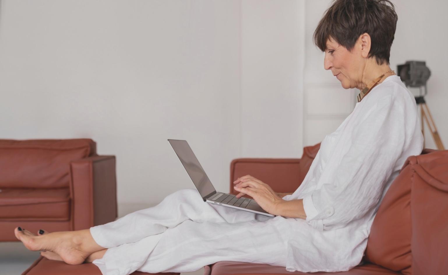 Espace de formation moderne avec tableaux financiers